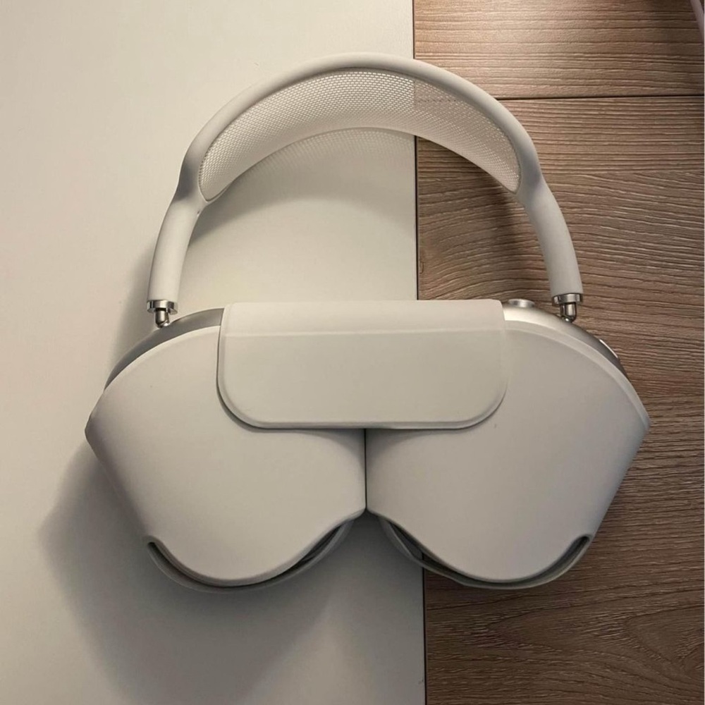 AirPods Max Silver With Smartcase Brand New - Picture 2 of 9